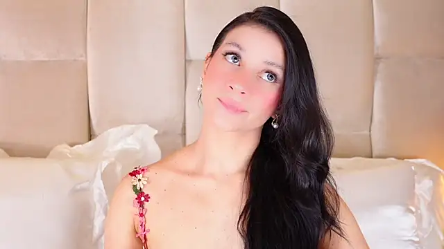 Snapshot of KiraKayleigh1 chatting on 11.24.25 KiraKayleigh1 online show from 11.24.25