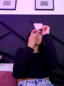 Julie Bennet online show from 10.18.25