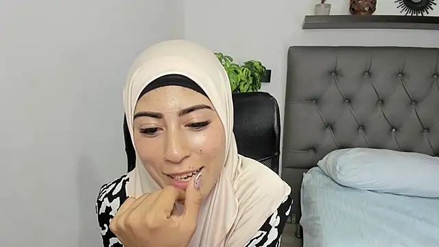 chaymae nah  online show from 02.10.25