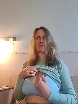 Snapshot of Evelina_cute chatting on 10.14.25 Evelina cute online show from 10.14.25