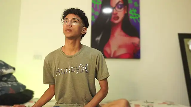 Snapshot of harrytwink18 chatting on 12.17.24 harrytwink18 online show from 12.17.24