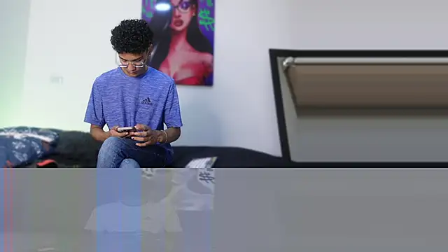 Snapshot of harrytwink18 chatting on 12.23.24 harrytwink18 online show from 12.23.24