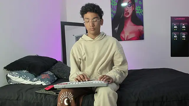 Snapshot of harrytwink18 chatting on 01.27.25 harrytwink18 online show from 01.27.25