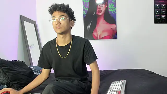 Snapshot of harrytwink18 chatting on 02.13.25 harrytwink18 online show from 02.13.25