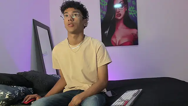 Snapshot of harrytwink18 chatting on 02.18.25 harrytwink18 online show from 02.18.25