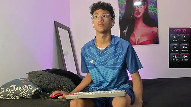 Snapshot of harrytwink18 chatting on 02.20.25 harrytwink18 online show from 02.20.25