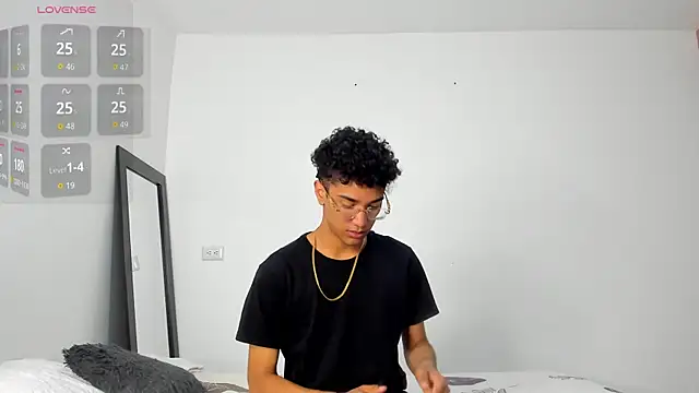 Snapshot of harrytwink18 chatting on 12.16.25 harrytwink18 online show from 12.16.25