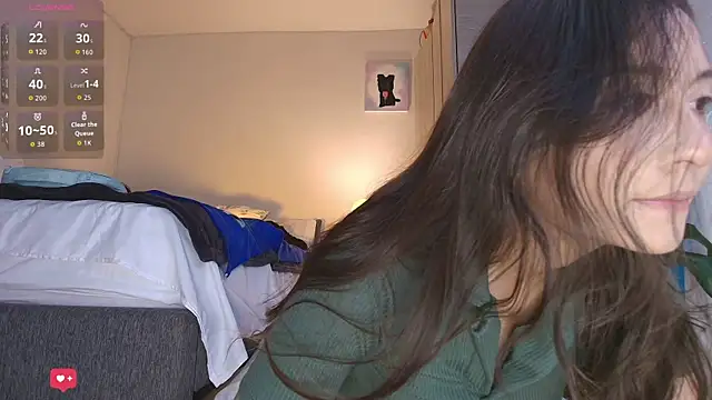 Snapshot of HelennaMoon_ chatting on 12.19.25 HelennaMoon online show from 12.19.25