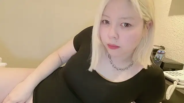 Snapshot of NANAchan_R chatting on 02.04.25 NANAchan R online show from 02.04.25