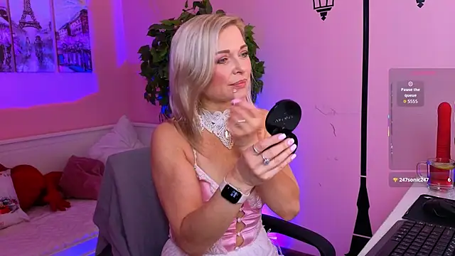 Snapshot of Gloria_Lovely chatting on 07.21.26 Gloria Lovely online show from 07.21.26