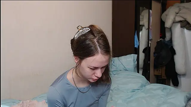 leila bambi  online show from 02.16.25