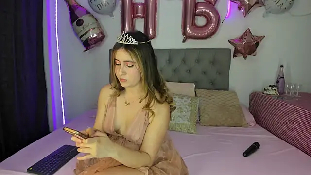 Snapshot of Nicol_Swift_ chatting on 09.14.25 Nicol Swift online show from 09.14.25