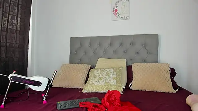 Snapshot of Nicol_Swift_ chatting on 10.10.25 Nicol Swift online show from 10.10.25