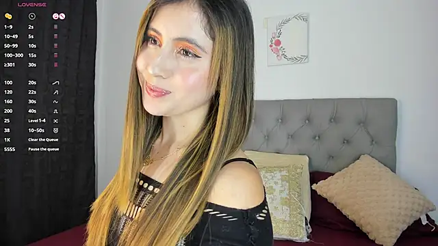 Snapshot of Nicol_Swift_ chatting on 11.14.25 Nicol Swift online show from 11.14.25