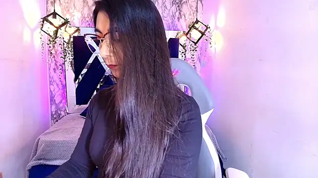 Karla hernandez  online show from 10.18.25