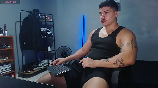 Snapshot of paulo_allen chatting on 03.08.25 paulo allen online show from 03.08.25