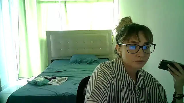 Snapshot of katy_pp chatting on 10.17.25 katy pp online show from 10.17.25