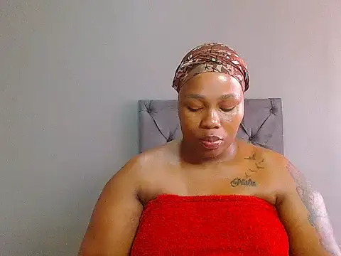 Snapshot of curvycloe1 chatting on 02.11.25 curvycloe1 online show from 02.11.25