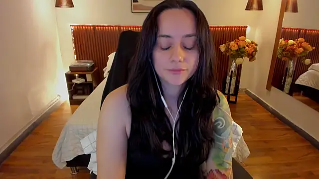 Snapshot of KatherineBond chatting on 06.04.26 KatherineBond online show from 06.04.26
