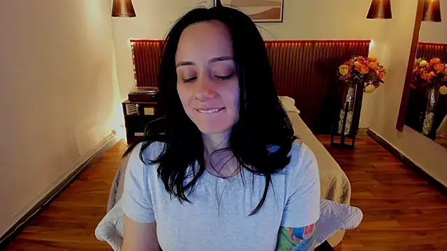 Snapshot of KatherineBond chatting on 07.28.26 KatherineBond online show from 07.28.26