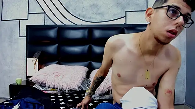 Derek and Skarlet online show from 03.11.25