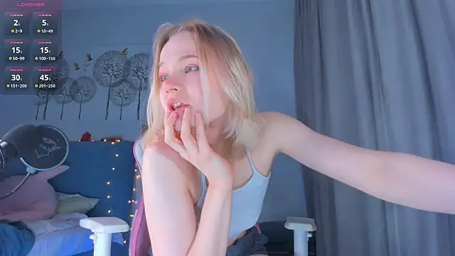 Snapshot of JennyWoody chatting on 03.19.25 JennyWoody online show from 03.19.25