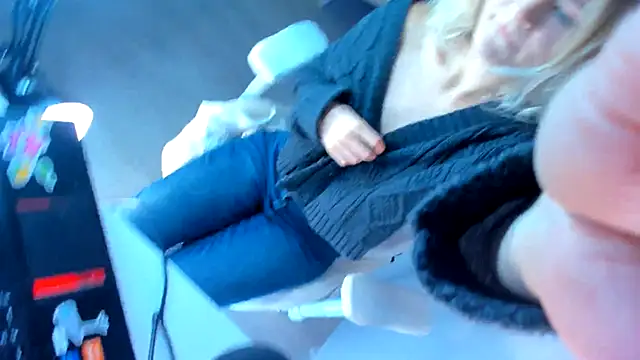 Snapshot of JennyWoody chatting on 09.21.25 JennyWoody online show from 09.21.25