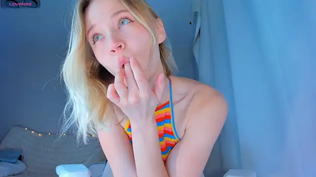 Snapshot of JennyWoody chatting on 11.23.25 JennyWoody online show from 11.23.25