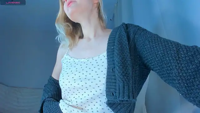 Snapshot of JennyWoody chatting on 12.16.25 JennyWoody online show from 12.16.25