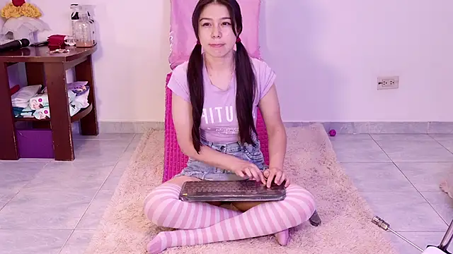 Snapshot of pink_flower_ chatting on 09.23.25 pink flower  online show from 09.23.25