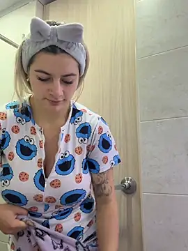 Snapshot of AtheneaRossi chatting on 02.25.26 AtheneaRossi online show from 02.25.26