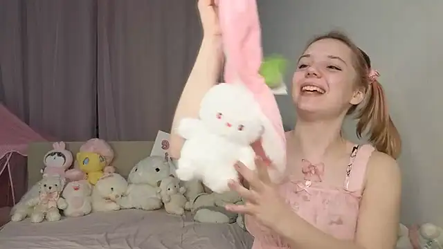 Snapshot of PrincessLittleKiki chatting on 07.16.26 PrincessLittleKiki online show from 07.16.26