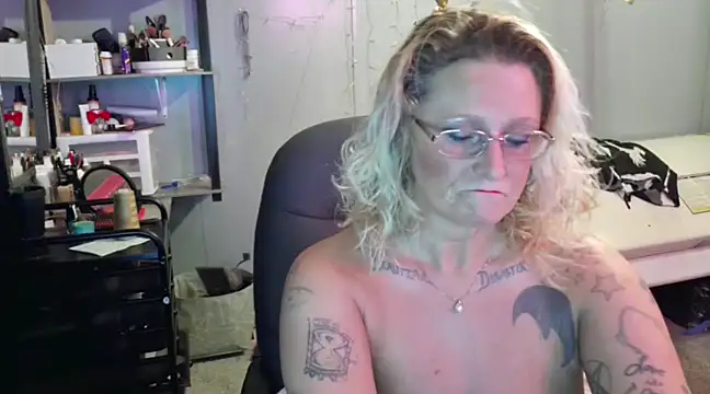 Snapshot of Lisalovely6981 chatting on 01.22.25 Lisalovely6981 online show from 01.22.25