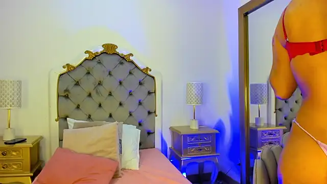 Snapshot of Pushaina__ chatting on 12.18.24 Pushaina online show from 12.18.24