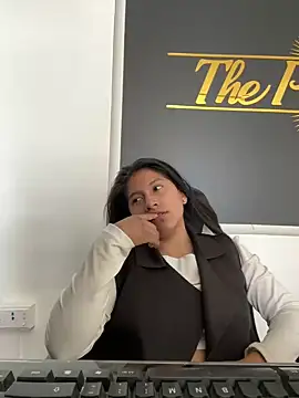 Snapshot of LinnaGardenia chatting on 12.19.24 LinnaGardenia online show from 12.19.24