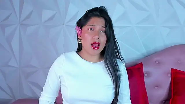 Snapshot of LinnaGardenia chatting on 12.25.24 LinnaGardenia online show from 12.25.24