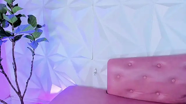 Snapshot of LinnaGardenia chatting on 02.10.25 LinnaGardenia online show from 02.10.25