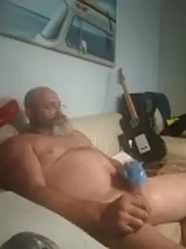 iambradz online show from 10.31.25