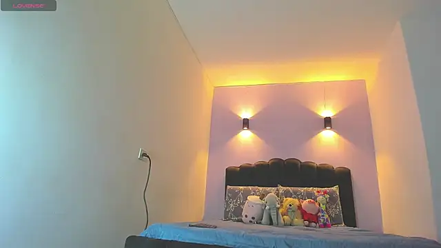 Snapshot of Sofia_Clauss_ chatting on 10.20.25 Sofia Clauss  online show from 10.20.25