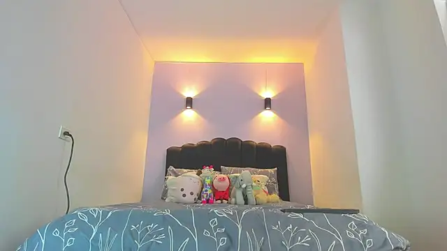 Snapshot of Sofia_Clauss_ chatting on 10.31.25 Sofia Clauss online show from 10.31.25