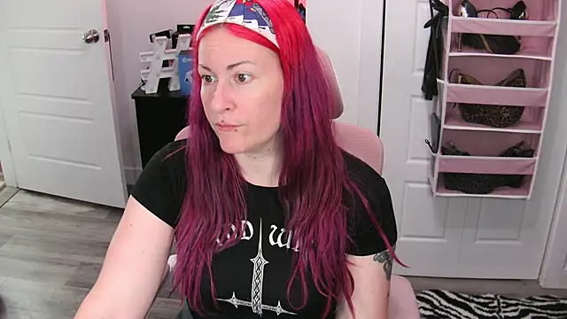 Snapshot of gennyrock chatting on 06.13.26 gennyrock online show from 06.13.26