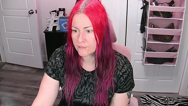 Snapshot of gennyrock chatting on 06.14.26 gennyrock online show from 06.14.26