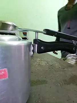 Snapshot of youngcreators chatting on 01.28.25 youngcreators online show from 01.28.25