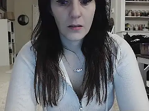 Snapshot of CrystalLakeXO chatting on 01.25.25 CrystalLakeXO online show from 01.25.25