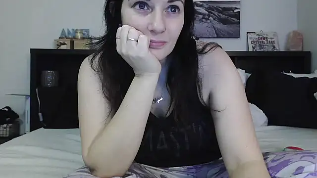 Snapshot of CrystalLakeXO chatting on 02.07.25 CrystalLakeXO online show from 02.07.25