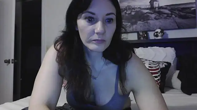 Snapshot of CrystalLakeXO chatting on 02.10.25 CrystalLakeXO online show from 02.10.25
