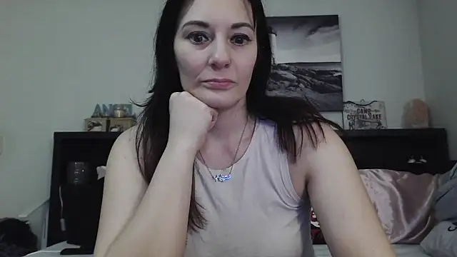 Snapshot of CrystalLakeXO chatting on 03.05.25 CrystalLakeXO online show from 03.05.25