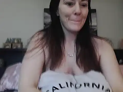 Snapshot of CrystalLakeXO chatting on 03.09.25 CrystalLakeXO online show from 03.09.25