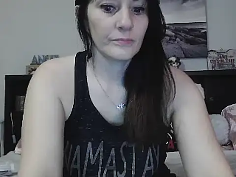 Snapshot of CrystalLakeXO chatting on 03.10.25 CrystalLakeXO online show from 03.10.25