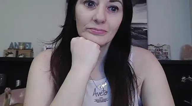 Snapshot of CrystalLakeXO chatting on 03.18.25 CrystalLakeXO online show from 03.18.25
